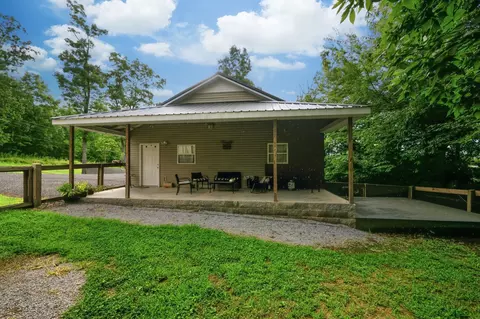Exterior - 1107 Glendale Dr, Dickson, TN 37055 photo 7 of 9