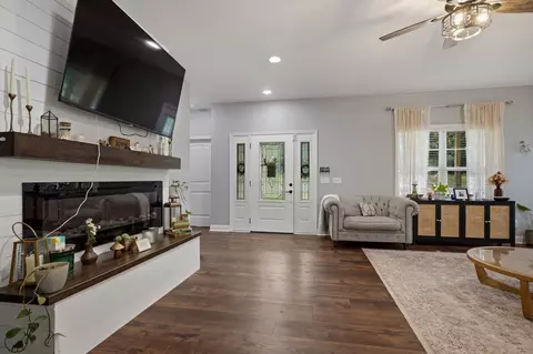 Entry Way - 1107 Glendale Dr, Dickson, TN 37055 photo 1 of 3