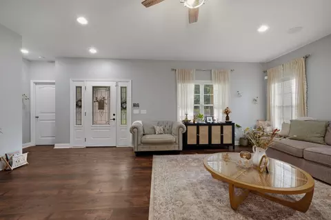 Entry Way - 1107 Glendale Dr, Dickson, TN 37055 photo 2 of 3