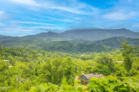 806 Beanstalk Ct, Gatlinburg, TN 37738