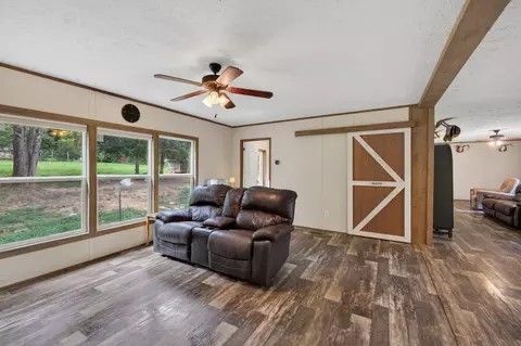 Entry Way - 155 Earls Rd, Dover, TN 37058 photo 2 of 8