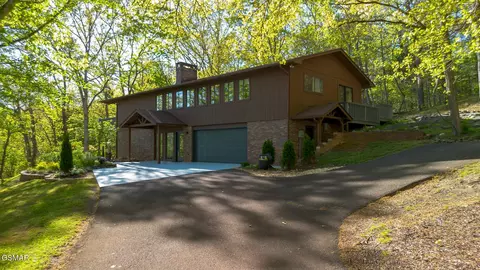 922 E Cross Rd, Dandridge, TN 37725