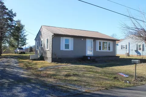 667 8th St, Newport, TN 37821