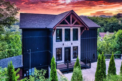 887 Sourwood Dr, Gatlinburg, TN 37738