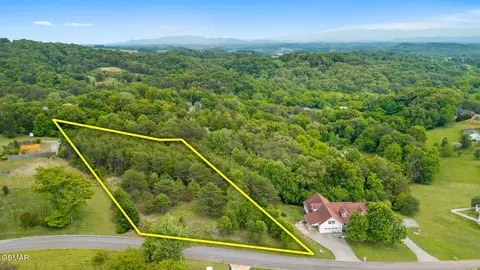 918 River Cliff Dr, Kodak, TN 37764