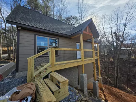 1305 N Oak Ct, Sevierville, TN 37876