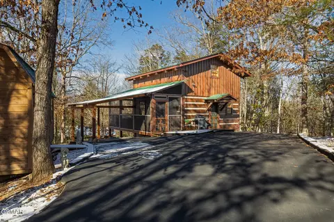 624 Country Oaks Dr, Pigeon Forge, TN 37863