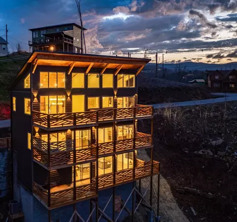 754 Wiley Oakley Dr, Gatlinburg, TN 37738