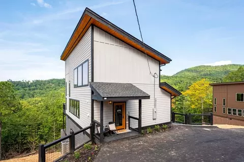 1113 Mathis Hollow Rd, Gatlinburg, TN 37738