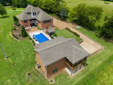2155 Lake Rd, Greenbrier, TN 37073