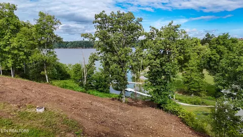 57 Stone Harbor Dr, Dandridge, TN 37725