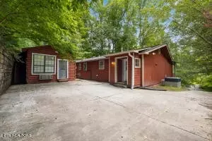 326 Oak Dr, Gatlinburg, TN 37738