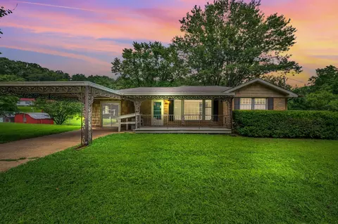 122 Tracy Academy St, Charlotte, TN 37036