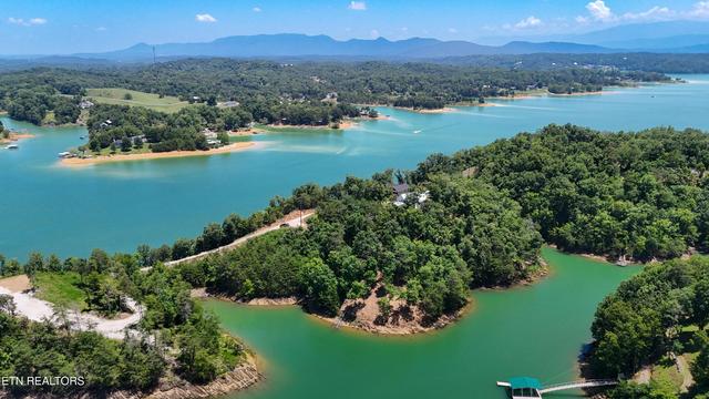 2 Lake Oaks Way, Sevierville, TN 37876