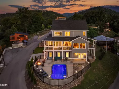 135 W Holly Ridge Rd, Gatlinburg, TN 37738