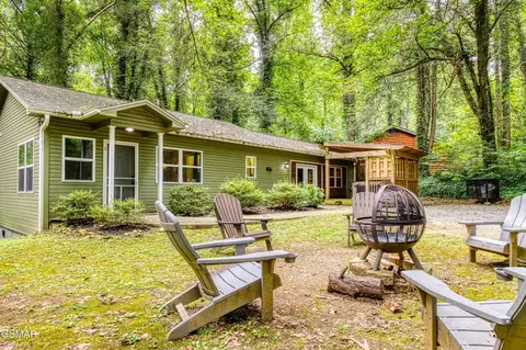 627 Red Bud Ln, Gatlinburg, TN 37738