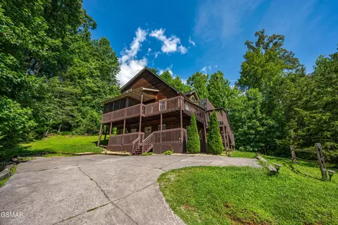 1727 Brent Hills Blvd, Gatlinburg, TN 37738