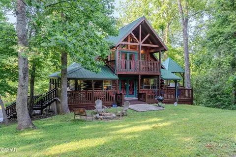 421 Laurel Ave, Gatlinburg, TN 37738