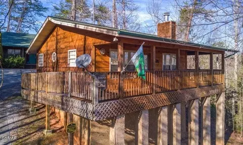 518 Parton Dr, Gatlinburg, TN 37738