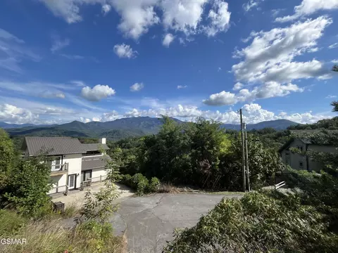 1131 Longview Ct, Gatlinburg, TN 37738