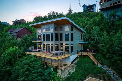 840 Sourwood Dr, Gatlinburg, TN 37738