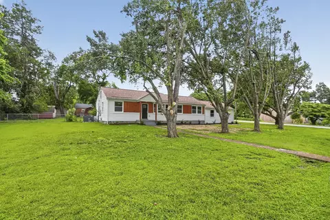 Exterior - 900 Vantrease Rd, Madison, TN 37115 photo 7 of 11