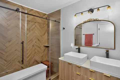 Bath - 900 Vantrease Rd, Madison, TN 37115 photo 1 of 5