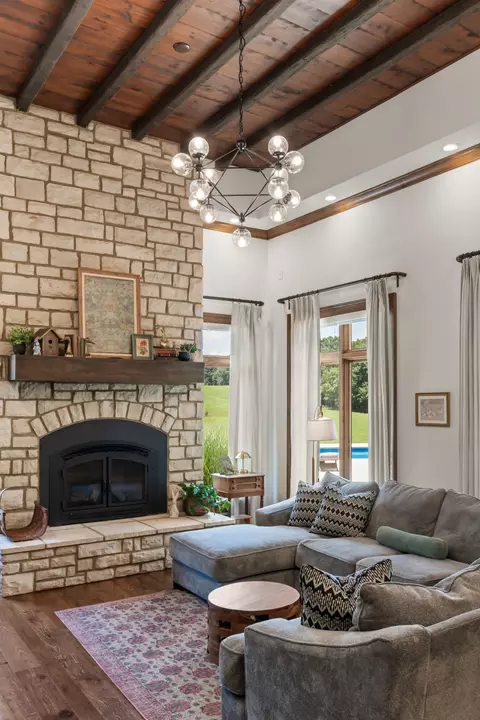 Living - 1025 Choate Rd, Dickson, TN 37055 photo 4 of 4