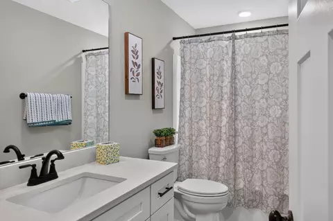 Bath - 307 Willow Grove Ct, Ringgold, GA 30736 photo 5 of 6