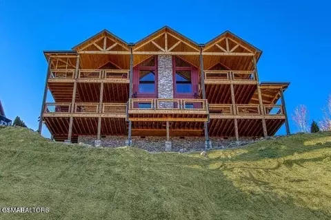 658 Wiley Oakley Dr, Gatlinburg, TN 37738