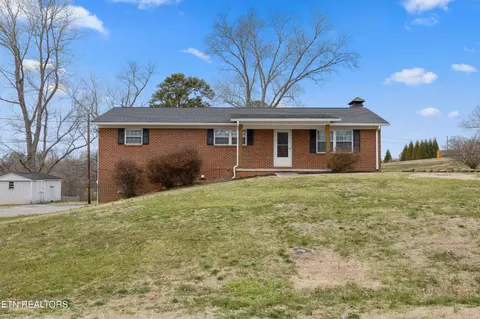 1321 Pinecrest Cir, Lenoir City, TN 37772