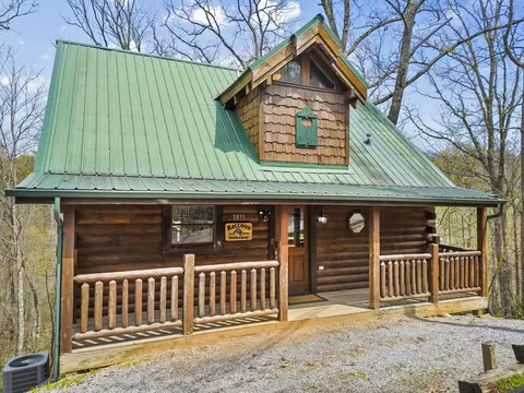 1833 Beach Front Dr, Sevierville, TN 37876