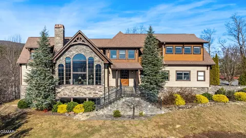 3050 Summit Trails Dr, Sevierville, TN 37876
