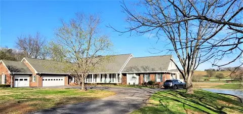 1043 Eagle View Dr, Kodak, TN 37764 photo 1