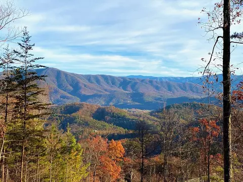33 Burchfiel View Ln, Sevierville, TN 37862