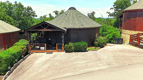 1086 Towering Oaks Dr, Sevierville, TN 37876