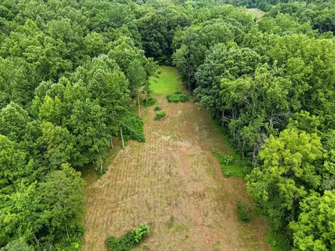 189 Bud Pvt Ln, Cottontown, TN 37048