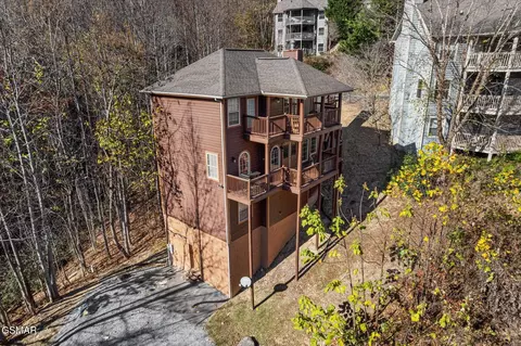 909 Black Wolf Way, Gatlinburg, TN 37738