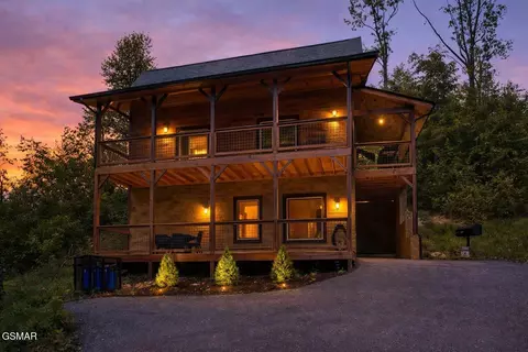 620 Deer Path Ln, Gatlinburg, TN 37738