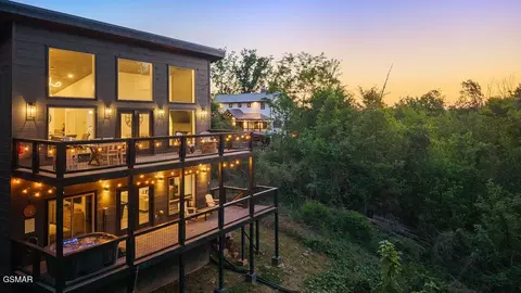612 Sunset Ln, Gatlinburg, TN 37738