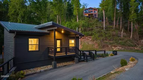 612 Sunset Ln, Gatlinburg, TN 37738