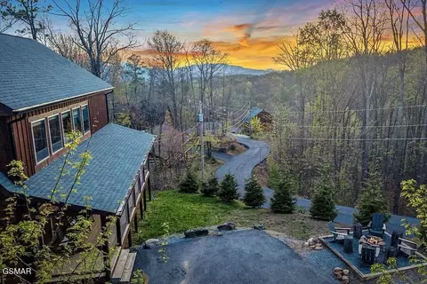 834 Pine Top Ln, Gatlinburg, TN 37738