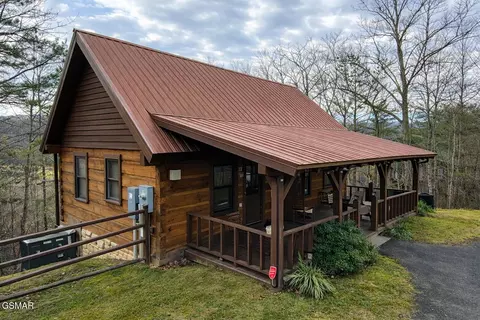 2039 Piney Overlook Ln, Sevierville, TN 37862