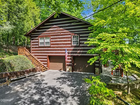 615 N Ownby Dr, Gatlinburg, TN 37738