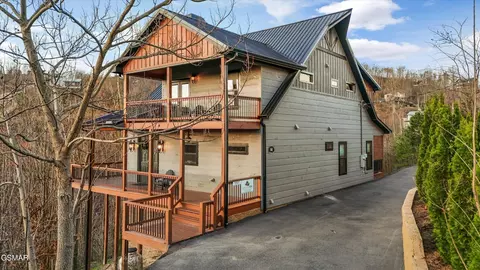 561 Edgewood Dr, Gatlinburg, TN 37738