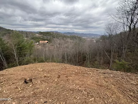 18 Hikers Path Ln, Sevierville, TN 37876