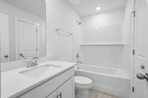 Bath - 1622 Garnet Way, Murfreesboro, TN 37127 photo 2 of 2