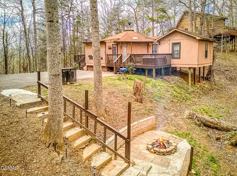 1071 E Foothills Dr, Gatlinburg, TN 37738