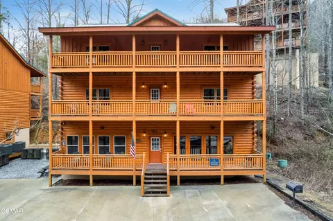 822 Rush Branch Rd, Pigeon Forge, TN 37863