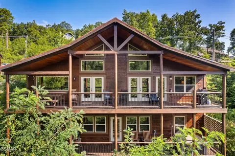 1017 Wiley Oakley Dr, Gatlinburg, TN 37738
